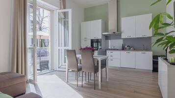 Køleskab, mikrobølgeovn, ovn, kogeplade