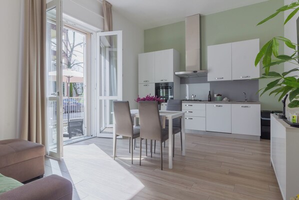 Køleskab, mikrobølgeovn, ovn, kogeplade