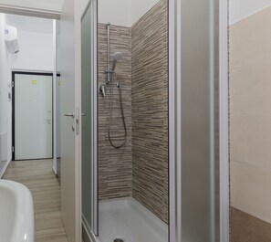 Bruser, hårtørrer, bidet, håndklæder