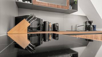 Wasserkocher mit Kaffee-/Teezubehör, Kühlschrank, Mikrowelle, Ofen