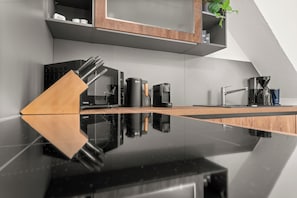 Réfrigérateur, four à micro-ondes, un four, surface de cuisson