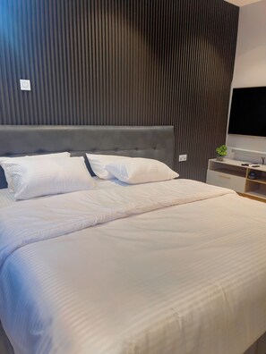 4 bedrooms, desk, iron/ironing board, travel cot - Best in class vacation home here in the ancient city of Benin! (Benin City)