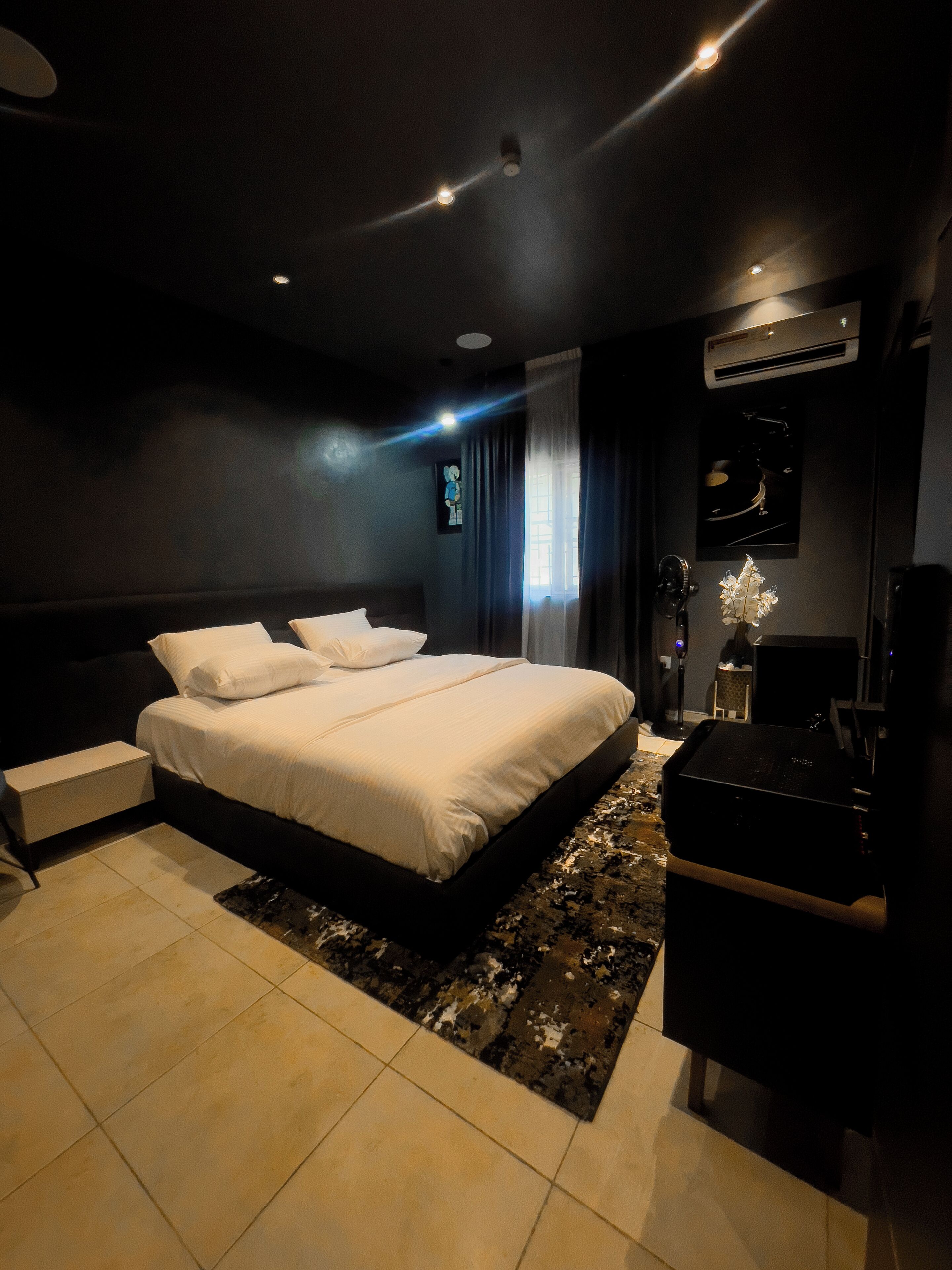 4 chambres, bureau, fer et planche à repasser, lit parapluie