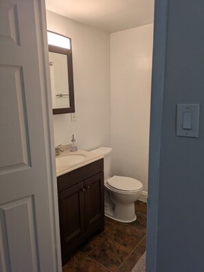 Asciugacapelli, asciugamani, sapone, carta igienica