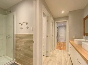 Shower, hair dryer, towels, toilet paper - Chalet des Bleuets – Nature Retreat with Spa & Comfort (Petite-Rivière-Saint-François)