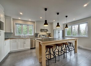 Private kitchen - Chalet des Bleuets – Nature Retreat with Spa & Comfort (Petite-Rivière-Saint-François)