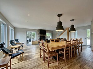 Dining - Chalet des Bleuets – Nature Retreat with Spa & Comfort (Petite-Rivière-Saint-François)