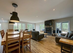Dining - Chalet des Bleuets – Nature Retreat with Spa & Comfort (Petite-Rivière-Saint-François)