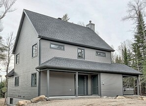 Exterior - Chalet des Bleuets – Nature Retreat with Spa & Comfort (Petite-Rivière-Saint-François)
