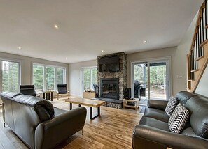 Smart TV, fireplace, table football - Chalet des Bleuets – Nature Retreat with Spa & Comfort (Petite-Rivière-Saint-François)