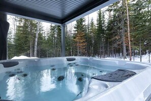 Outdoor spa tub - Chalet des Bleuets – Nature Retreat with Spa & Comfort (Petite-Rivière-Saint-François)