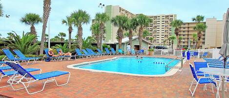 Innendørsbasseng og et oppvarmet basseng