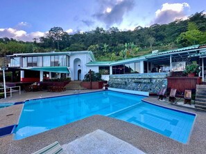 Vista frontal de la propiedad