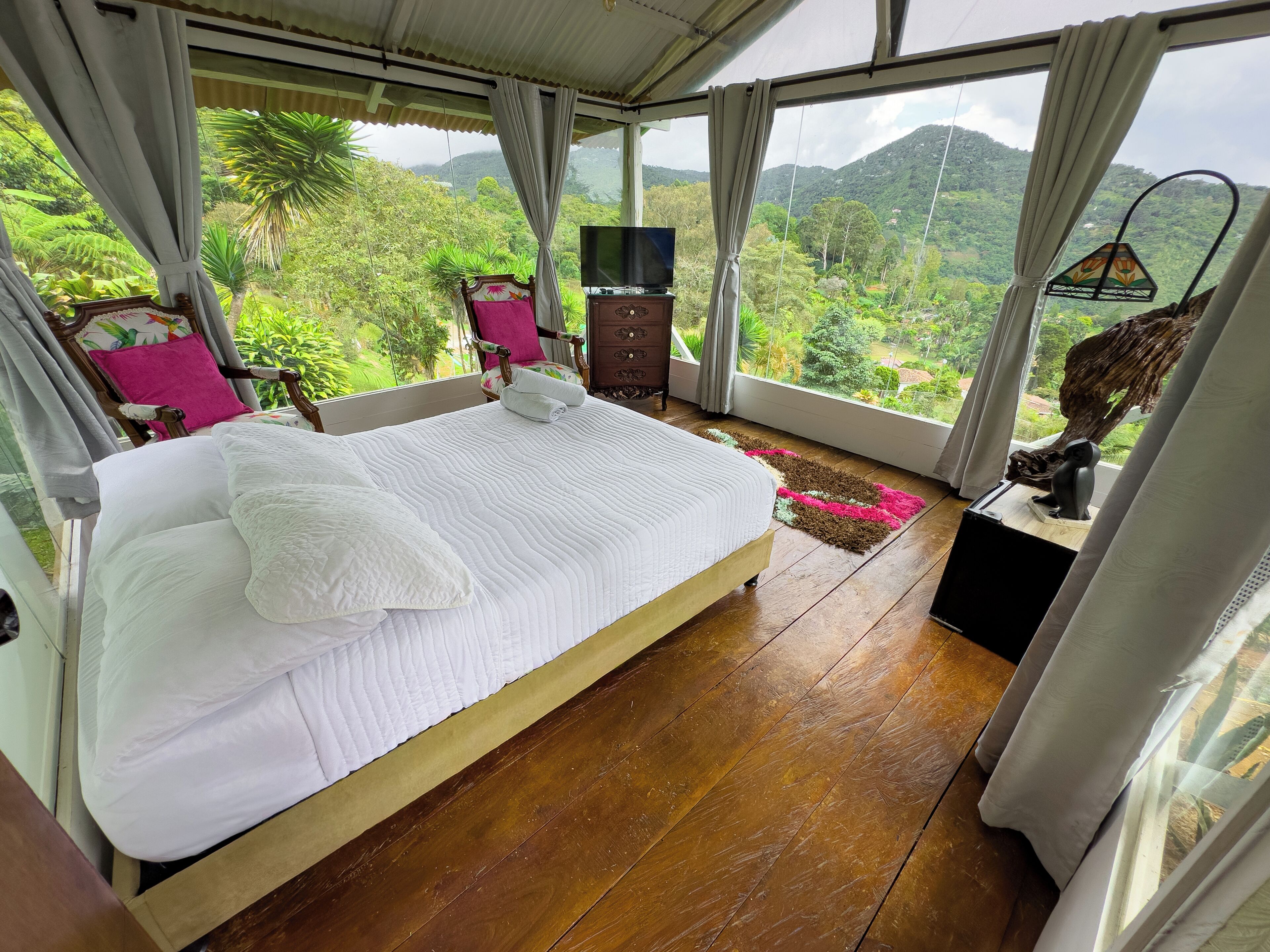 Panoramic Cabin, Mountain View | Down duvets, free WiFi