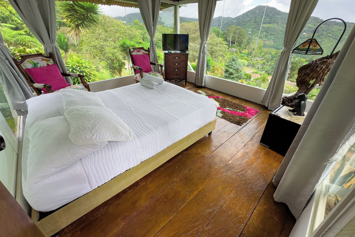 Panoramic Cabin, Mountain View | Down duvets, free WiFi