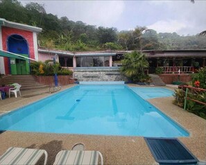 Chambre traditionnelle, Plusieurs lits, vue sur le jardin | Piscine | Piscine extérieure, parasols, chaises longues