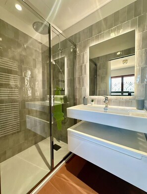 Hair dryer, towels - Family house with pool and sea view (Mandelieu-la-Napoule)