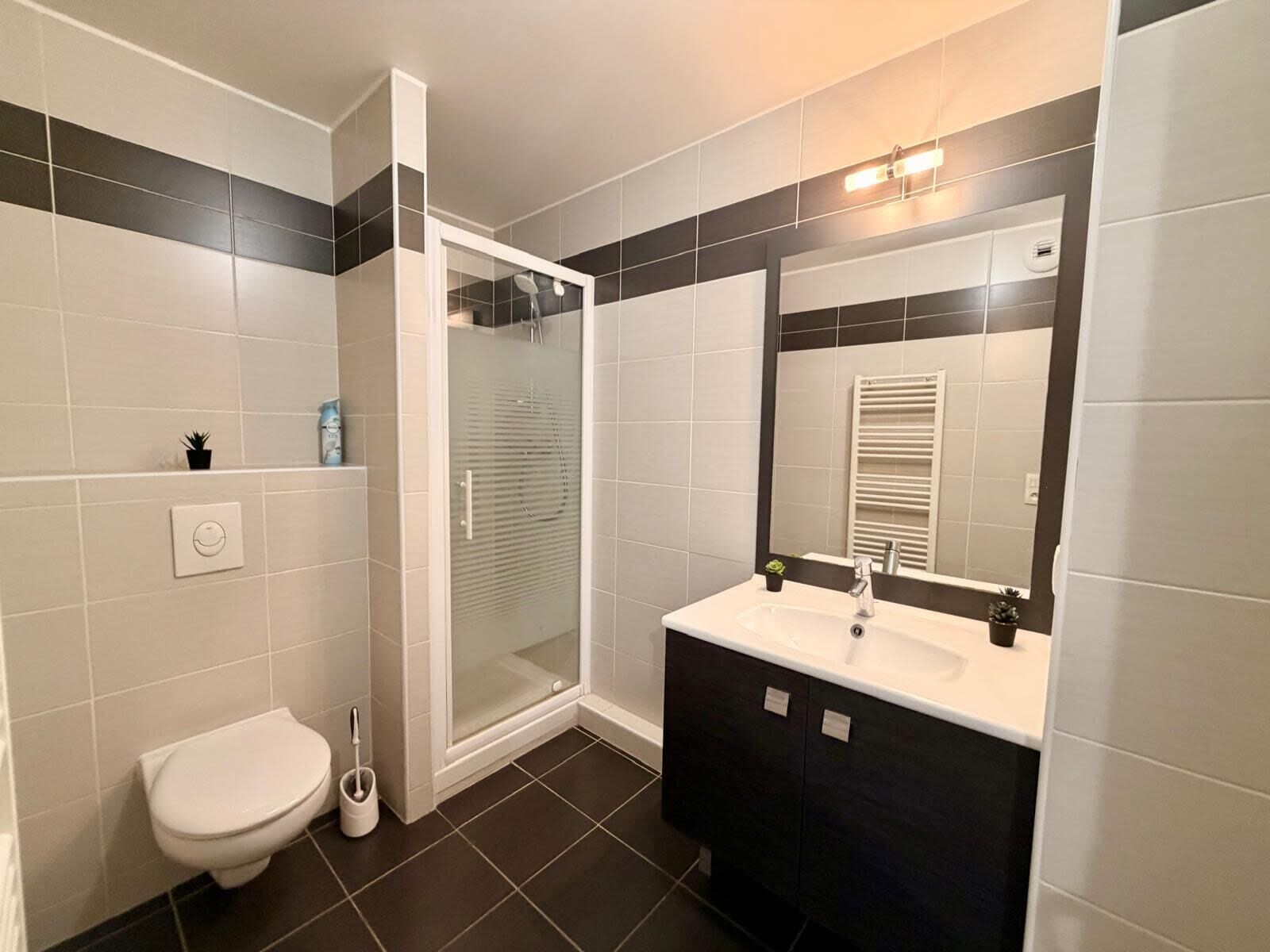 Shower, free toiletries, towels