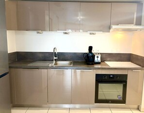 Kühlschrank, Ofen, Geschirrspüler, Wasserkocher mit Kaffee-/Teezubehör
