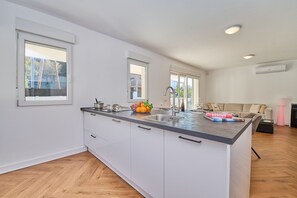 Fridge, microwave, oven, dishwasher - 2Bels02 - Cosy house with swimming pool for 6 people (Vidreres)