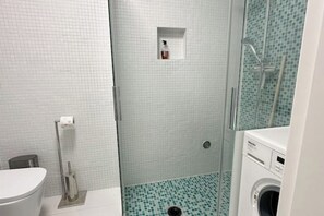 Douche, sèche-cheveux, serviettes fournies, savon