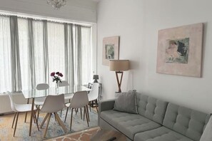 Living area - Charming old building apartment in Prenzlauer Berg - quiet, central & well connected (Berlin)