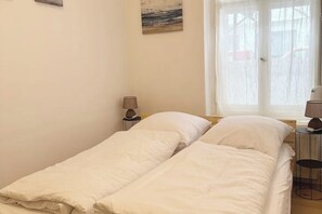 Iron/ironing board, WiFi, bed sheets - Charming old building apartment in Prenzlauer Berg - quiet, central & well connected (Berlin)