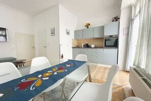Dining - Charming old building apartment in Prenzlauer Berg - quiet, central & well connected (Berlin)