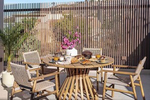 Outdoor dining - Villa Villagio Rosso (Kokkino Chorio)