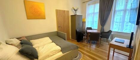 1 slaapkamer, een strijkplank/strijkijzer, wifi, beddengoed