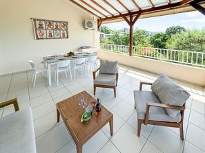 Outdoor dining - RENTAL APARTMENT 126 M2 AU DIAMANT, WITH ITS OWN 26 M2 TERRACE (Le Diamant)