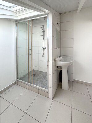 Shower, hair dryer, towels, toilet paper - RENTAL APARTMENT 126 M2 AU DIAMANT, WITH ITS OWN 26 M2 TERRACE (Le Diamant)