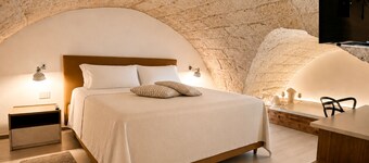 Independent B&B deluxe suite with hot tub near Matera
