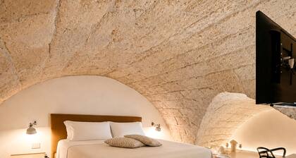 Independent B&B deluxe suite with hot tub near Matera