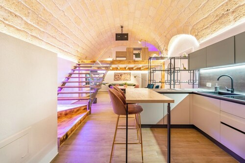 Romantic Deluxe Suite with hot tub and pets allowed.