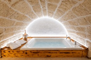 Regadera, tina de hidromasaje, secadora de cabello, bidet 