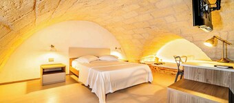 Romantic Deluxe Suite with hot tub and pets allowed.