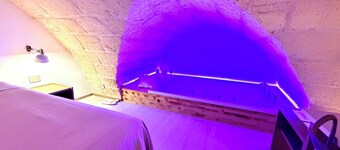 Independent B&B deluxe suite with hot tub near Matera