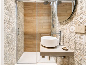 Een douche, een bubbelbad, een haardroger, een bidet