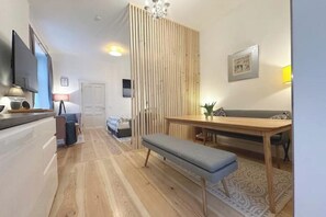 Dining - Two Connected Apartments in Berlin Prenzlauer Berg – Sleeps 8  –  2 Bathrooms (Berlin)