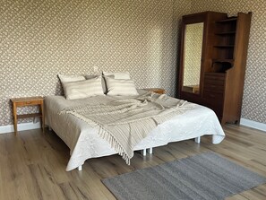 1 bedroom, travel crib, free WiFi