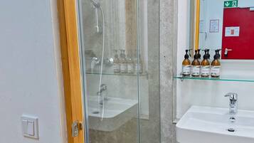 Dusche, Haartrockner, Handtücher, Seife