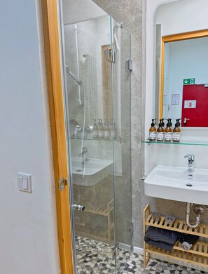 Dusche, Haartrockner, Handtücher, Seife
