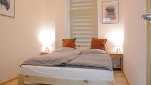2 bedrooms, iron/ironing board, travel cot, free WiFi - Family Apartment in Berlin for 6 – Central & Quiet, Supermarket & Park Nearby (Berlin)