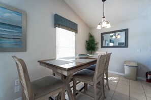 Dining - Villa Hazel on Legacy Park (Davenport)