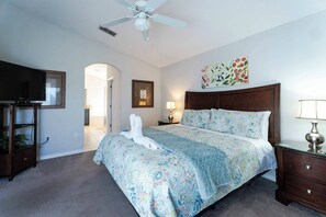 Iron/ironing board, travel cot, WiFi, bed sheets - Villa Hazel on Legacy Park (Davenport)
