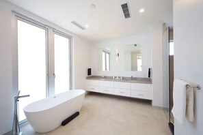 Toallas, jabón, papel de baño 