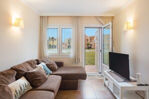 TV - Family Apartment with Pool (oliva)