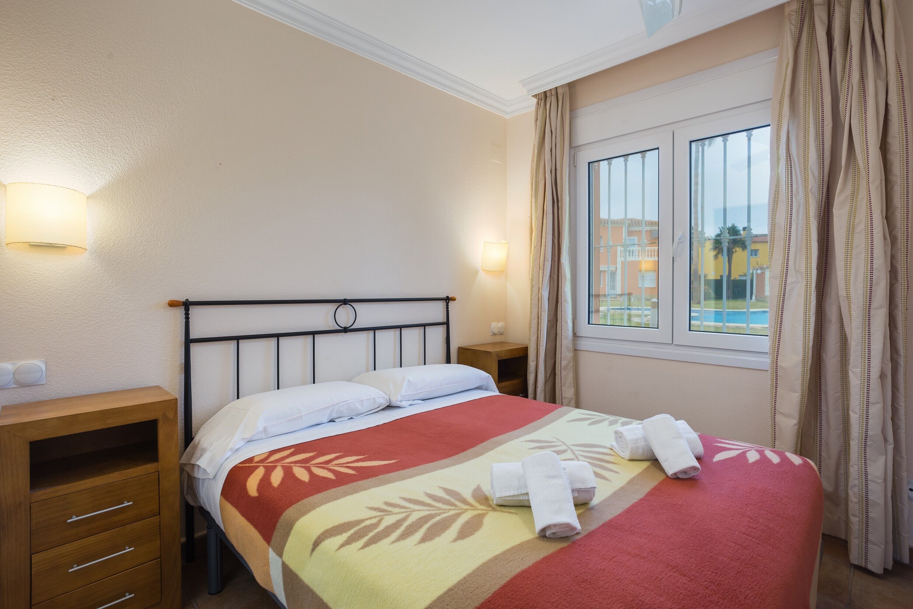 Een strijkplank/strijkijzer, wifi, beddengoed