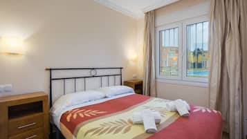 Een strijkplank/strijkijzer, wifi, beddengoed